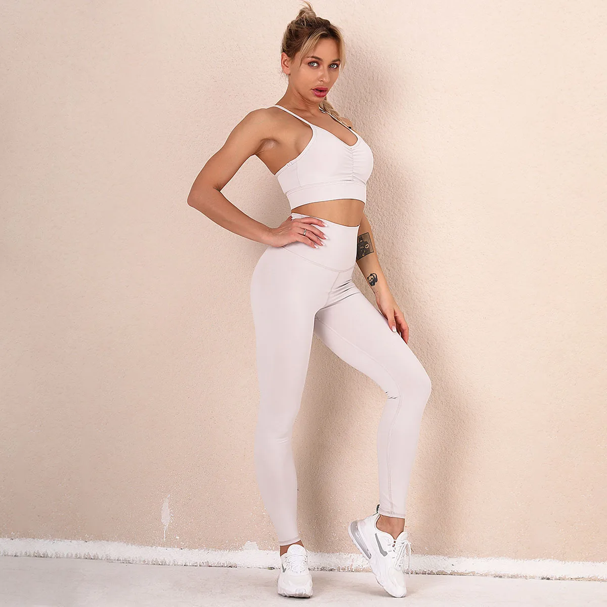 New hot selling solid color stitching shockproof gathered bra nude yoga fitness suit sports wear jogging suits for women gym
New hot selling solid color stitching shockproof gathered bra nude yoga fitness suit sports wear jogging suits for women gym