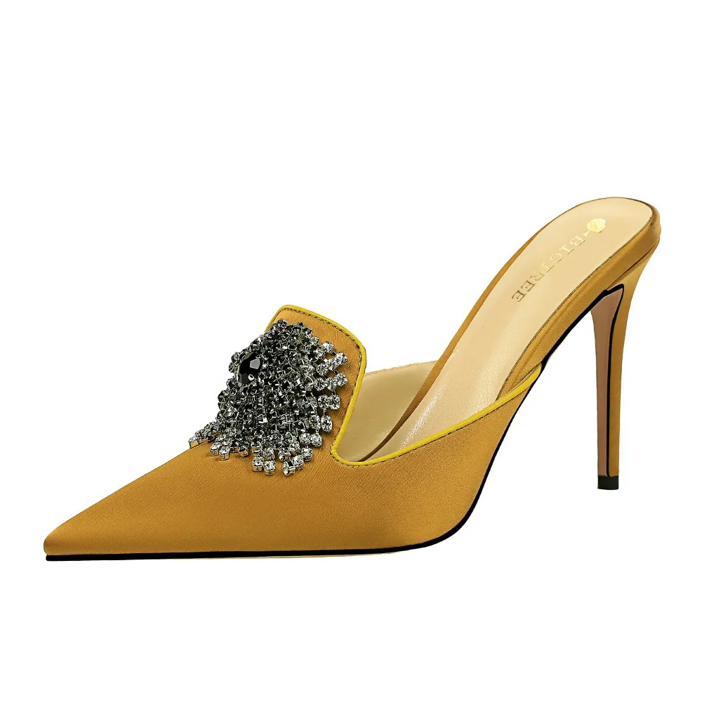 2021 new women's sandals high heel pointed Satin bread head fashion sexy elegant banquet diamond button slippers
2021 new women's sandals high heel pointed Satin bread head fashion sexy elegant banquet diamond button slippers