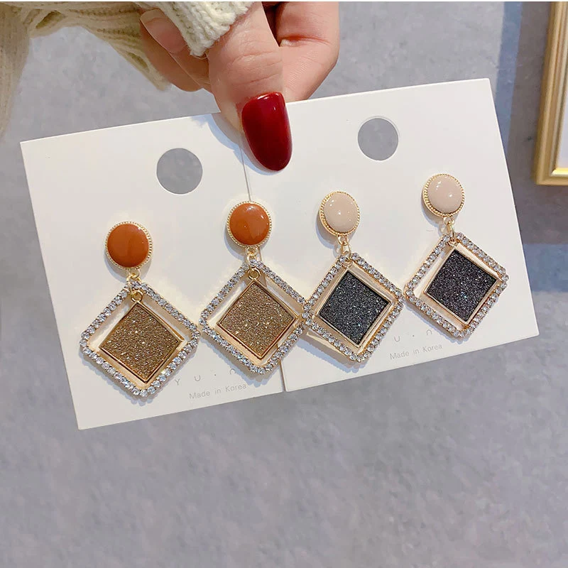 2020 Fashion Square Pendant Earrings Hollow Metal Spray Paint Rhinestone Big Earrings for Women Gift Jewelry Wholesale
2020 Fashion Square Pendant Earrings Hollow Metal Spray Paint Rhinestone Big Earrings for Women Gift Jewelry Wholesale