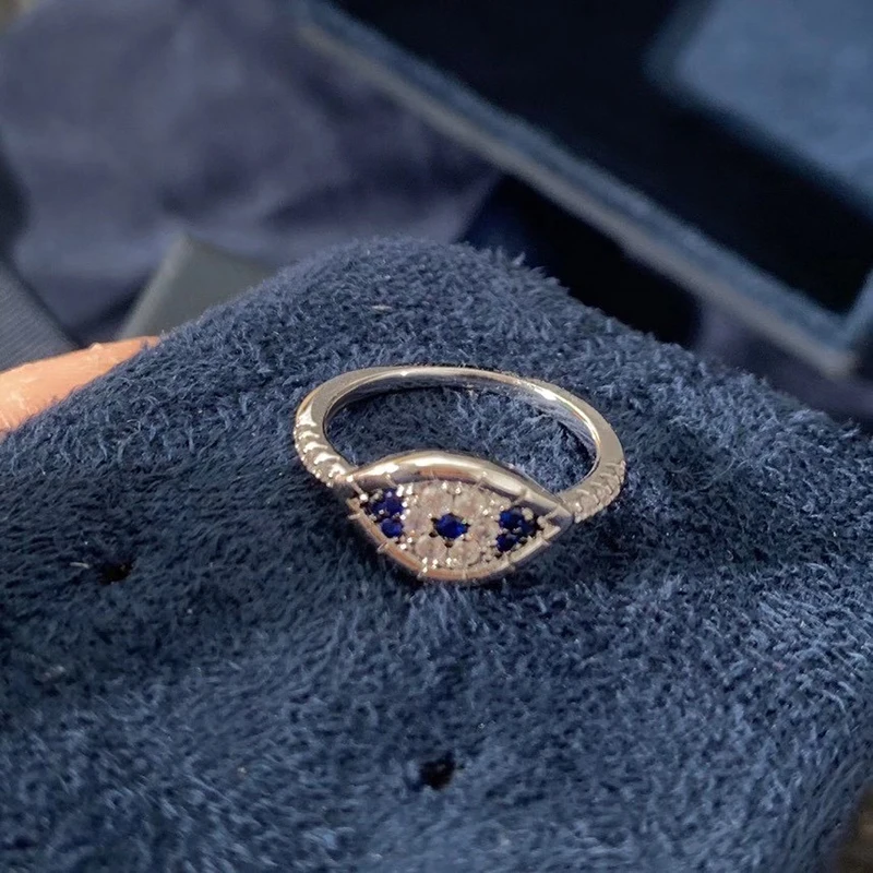 S925 sterling silver April new demon eye ring female fashion French light luxury retro jewelry classic eye ring holiday gift
S925 sterling silver April new demon eye ring female fashion French light luxury retro jewelry classic eye ring holiday gift