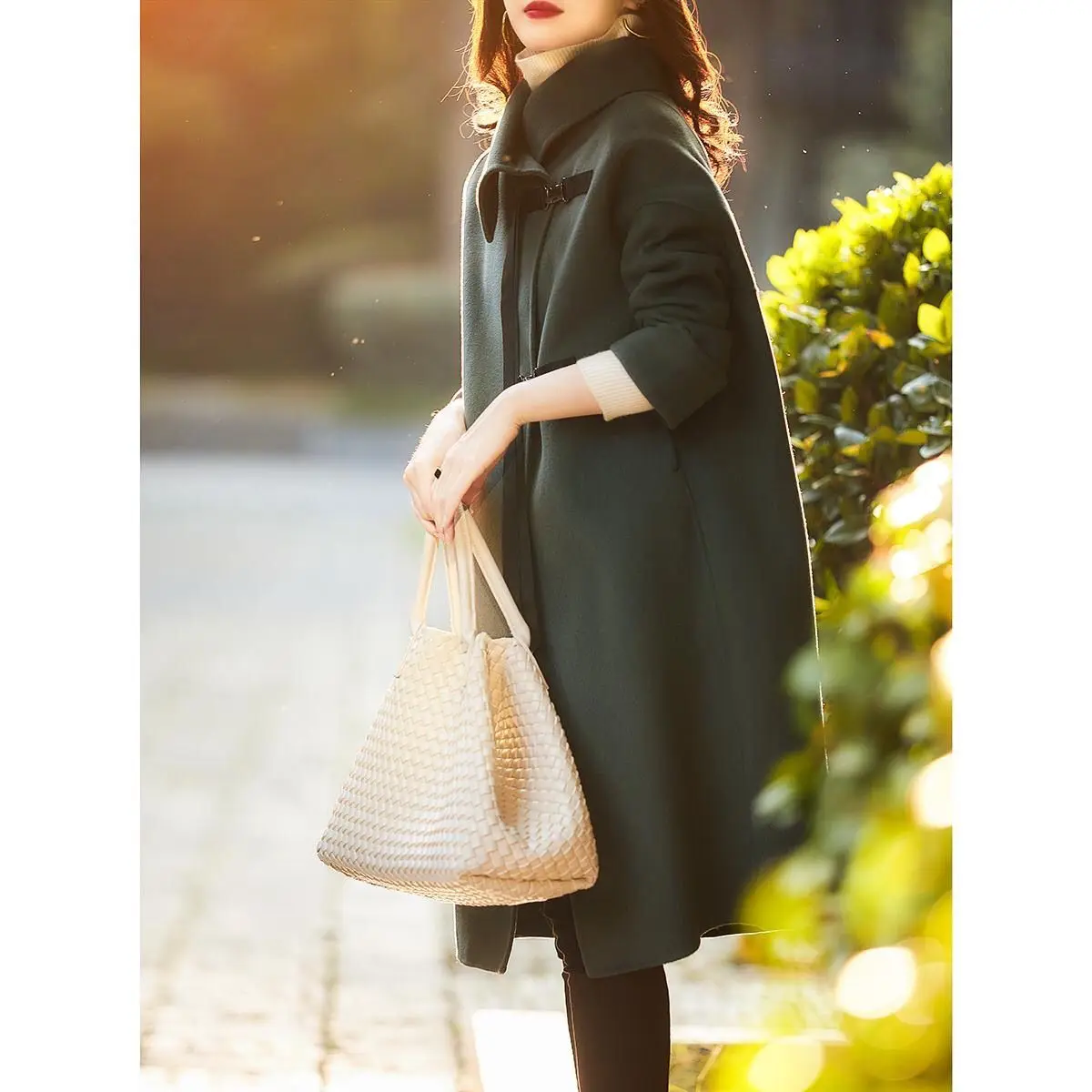 Winter women's solid color mid-length woolen coat with lapel collar fashionable and elegant loose oversized cardigan jacket coat
Winter women's solid color mid-length woolen coat with lapel collar fashionable and elegant loose oversized cardigan jacket coat