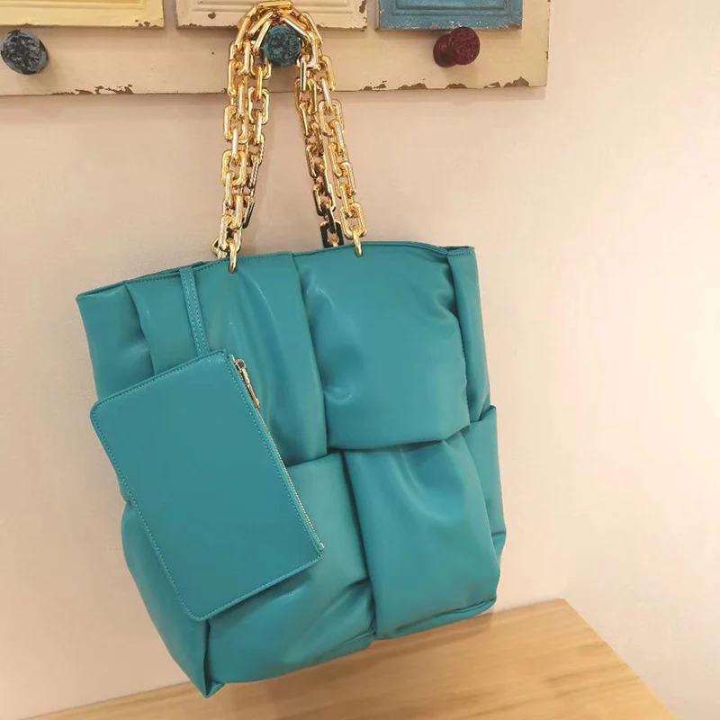 Fashion Thick Chains Leather Woven Women Shoulder Bags Designer Down Cotton Handbgas Luxury Pu Space Cotton Large Capacity Tote
Fashion Thick Chains Leather Woven Women Shoulder Bags Designer Down Cotton Handbgas Luxury Pu Space Cotton Large Capacity Tote
