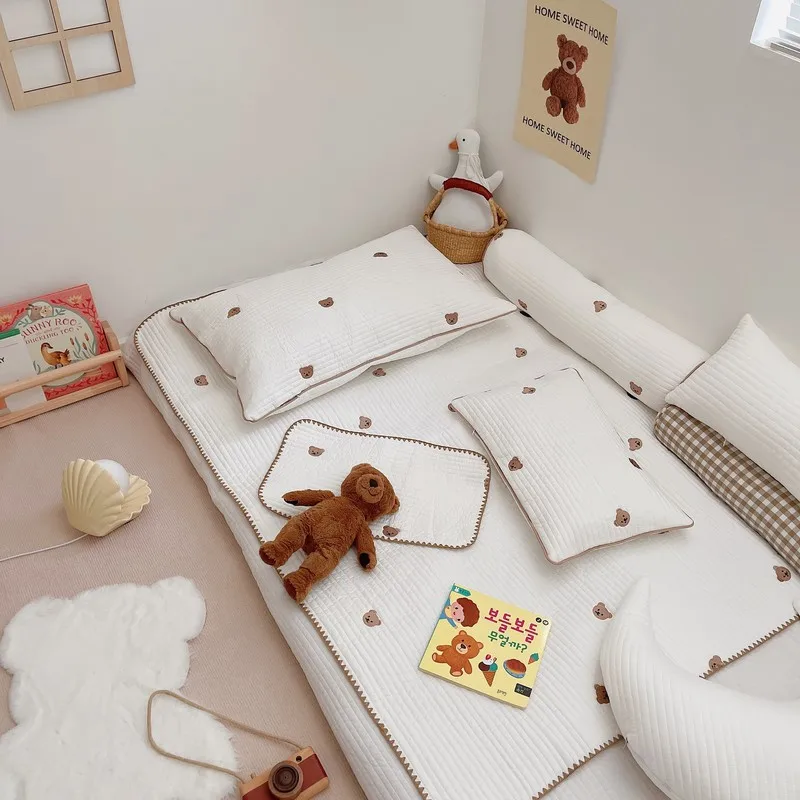 Fashion Embroidery Bear Cotton Blanket Mat Kids Bed Cover 130cm*70cm Mini Cot Baby Crib Bedding Sheet wrinkle-proof Bed Spread
Fashion Embroidery Bear Cotton Blanket Mat Kids Bed Cover 130cm*70cm Mini Cot Baby Crib Bedding Sheet wrinkle-proof Bed Spread