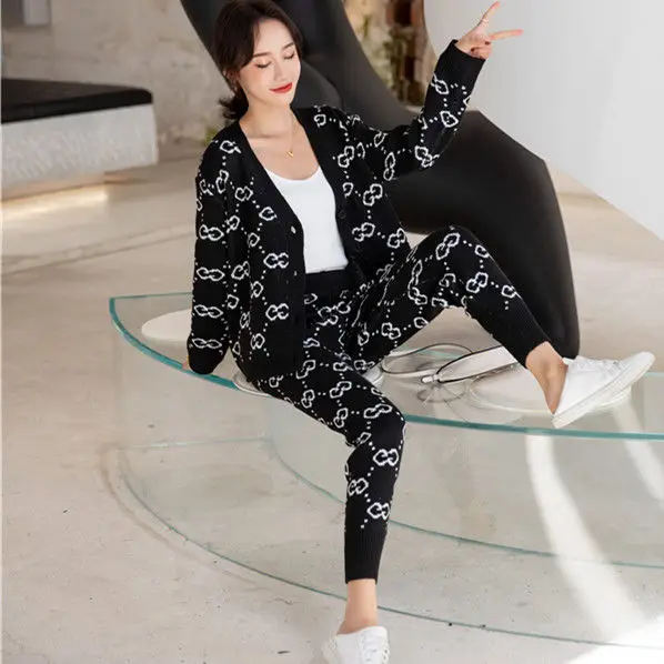 Women's new style two piece suit of western style autumn and winter loose knit sweater trousers thickened sweater suit
Women's new style two piece suit of western style autumn and winter loose knit sweater trousers thickened sweater suit