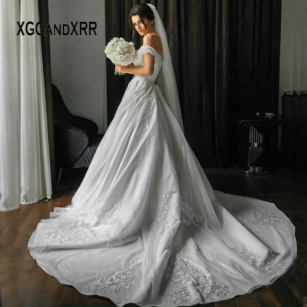 Elegant Ball Gown Wedding Dress 2020 Bridal Gown Boat Neck Off Shoulder Backless Chapel Train Lace Applique White Bride Dress
Elegant Ball Gown Wedding Dress 2020 Bridal Gown Boat Neck Off Shoulder Backless Chapel Train Lace Applique White Bride Dress