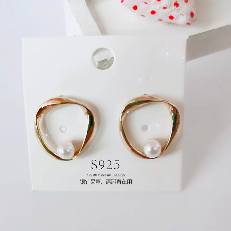Irregular Metal Ring Earrings Golden Hollow Pearl Earrings for Women Wedding Party Jewelry
Irregular Metal Ring Earrings Golden Hollow Pearl Earrings for Women Wedding Party Jewelry