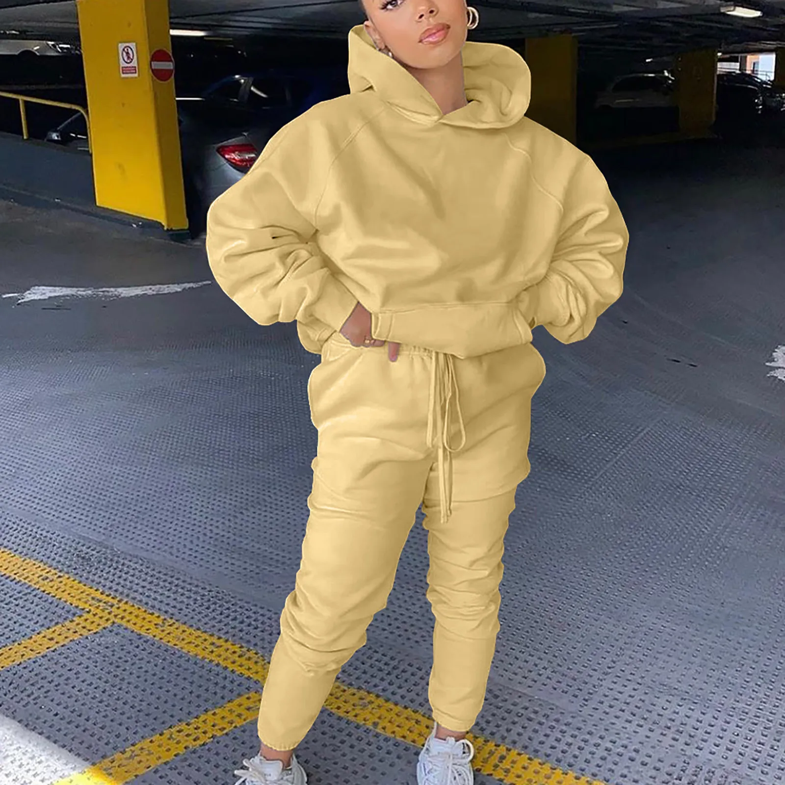 Спортивный костюм женский из брюк и кофты на завязках
Спортивный костюм женский из брюк и кофты на завязках