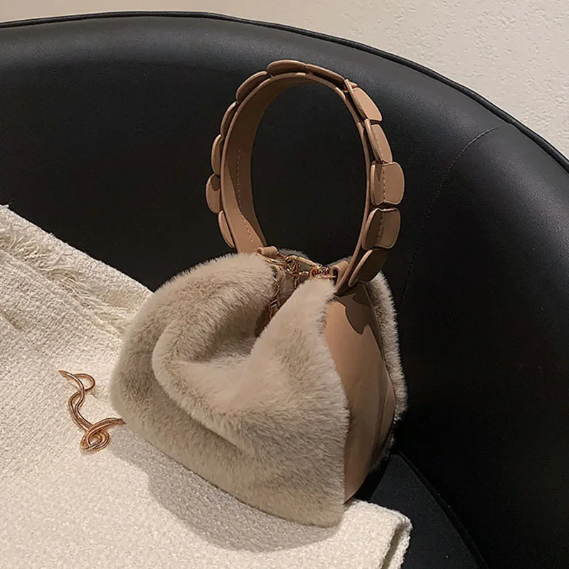 Luxury Winter Soft Plush Women Bucket Bag 2021 New Ladies Small Faux Fur Handbag Fluffy Crossbody Bag Designers Bolsa Feminina
Luxury Winter Soft Plush Women Bucket Bag 2021 New Ladies Small Faux Fur Handbag Fluffy Crossbody Bag Designers Bolsa Feminina