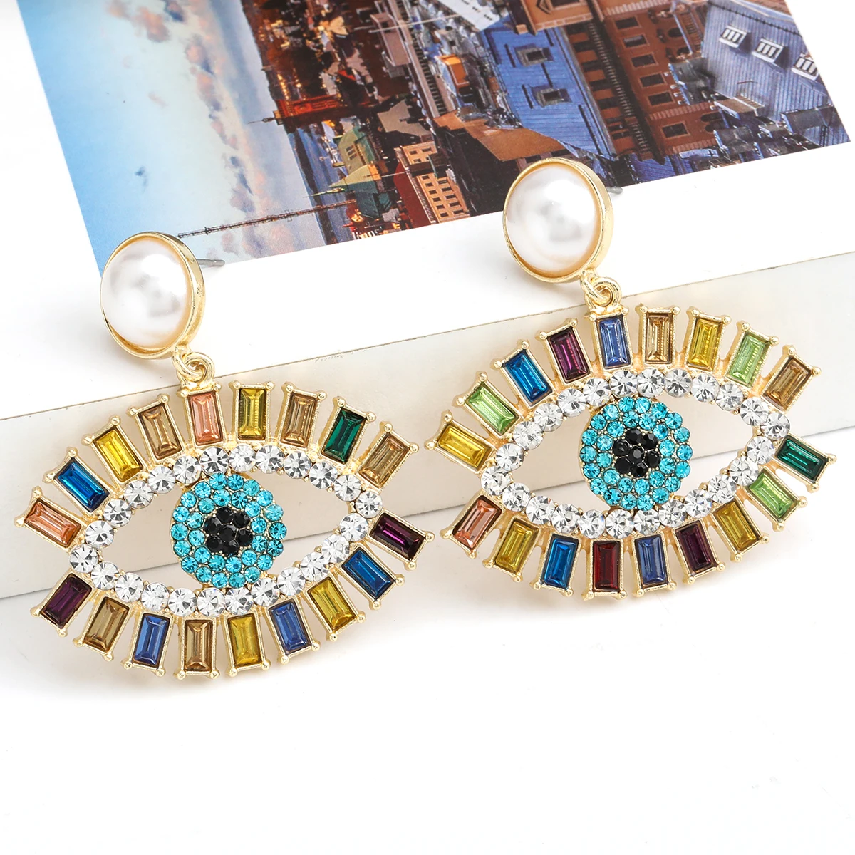 2021 Retro Fashion Metal Rhinestone Imitation Pearl Eye Earrings Party Women's Shiny Dangle Earrings Simple Statement Earrings
2021 Retro Fashion Metal Rhinestone Imitation Pearl Eye Earrings Party Women's Shiny Dangle Earrings Simple Statement Earrings