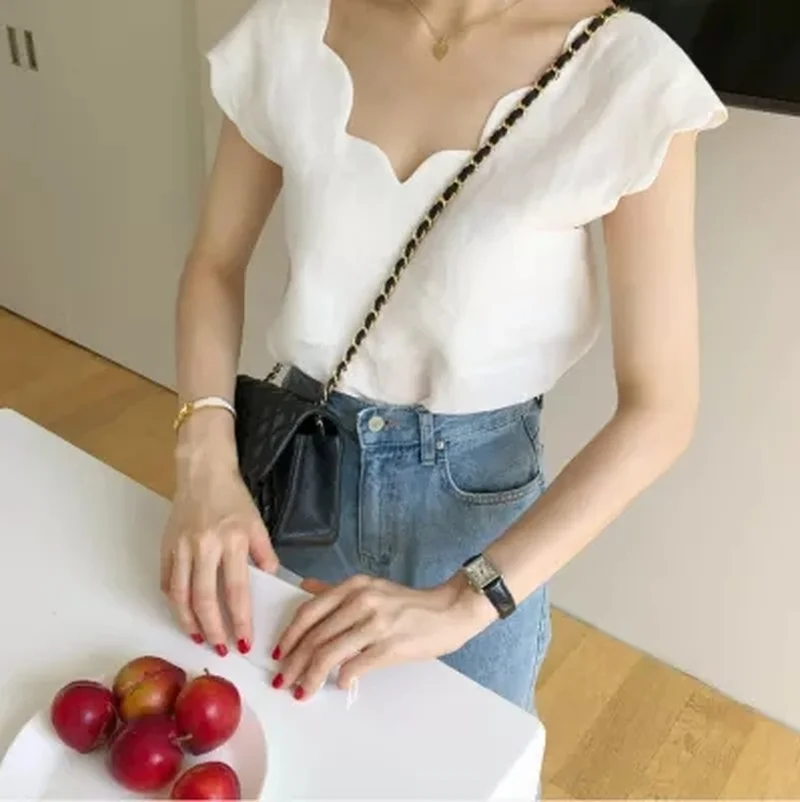 Fashion New Chic Wave Design Loose Shirt Women Casual Short Sleeve White Blouse Korean 2021 Summer V-neck Women Tops Blusa 14599
Fashion New Chic Wave Design Loose Shirt Women Casual Short Sleeve White Blouse Korean 2021 Summer V-neck Women Tops Blusa 14599