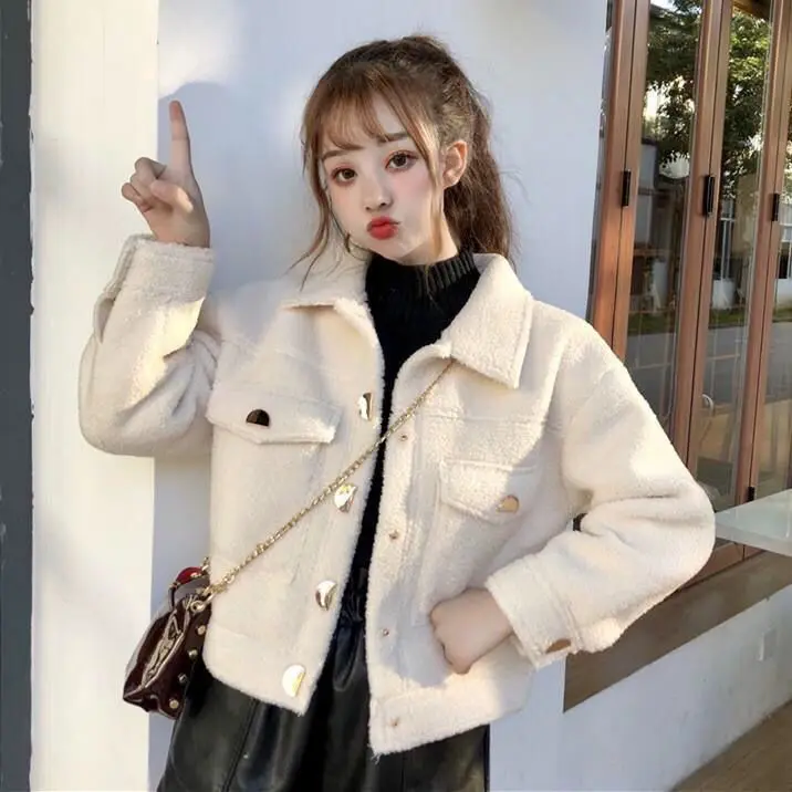 Imitation lamb cornuner female 2021 autumn and winter new Korean fashion loose wild Chic short cardigan jacket
Imitation lamb cornuner female 2021 autumn and winter new Korean fashion loose wild Chic short cardigan jacket