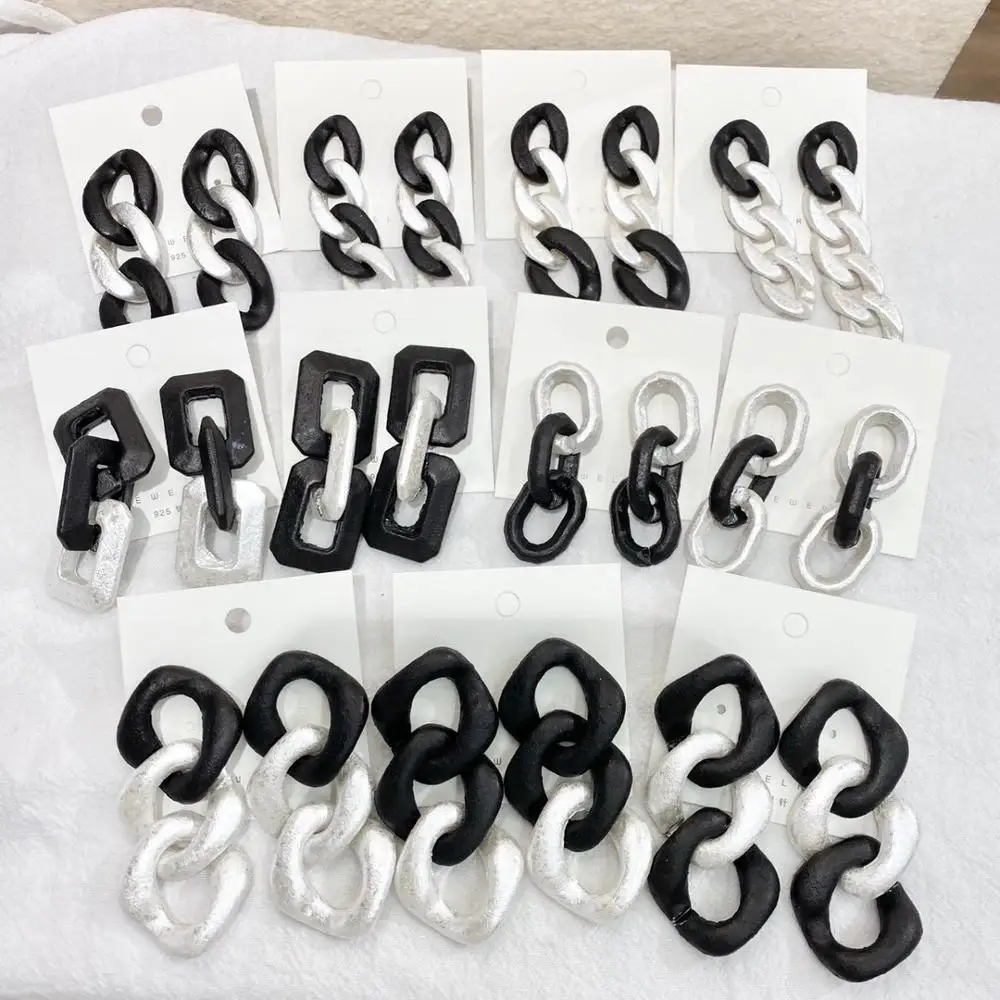 2020 new style acrylic black and white earrings women's retro earrings pendant acrylic buckle connection earrings party gifts
2020 new style acrylic black and white earrings women's retro earrings pendant acrylic buckle connection earrings party gifts