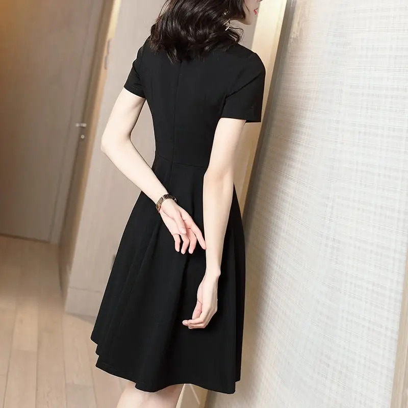 Women 2021 Summer Fashion Short-sleeved Loose Dress Female New Solid Color Pleated Dresses Ladies V-neck Casual Vestidos L36
Women 2021 Summer Fashion Short-sleeved Loose Dress Female New Solid Color Pleated Dresses Ladies V-neck Casual Vestidos L36