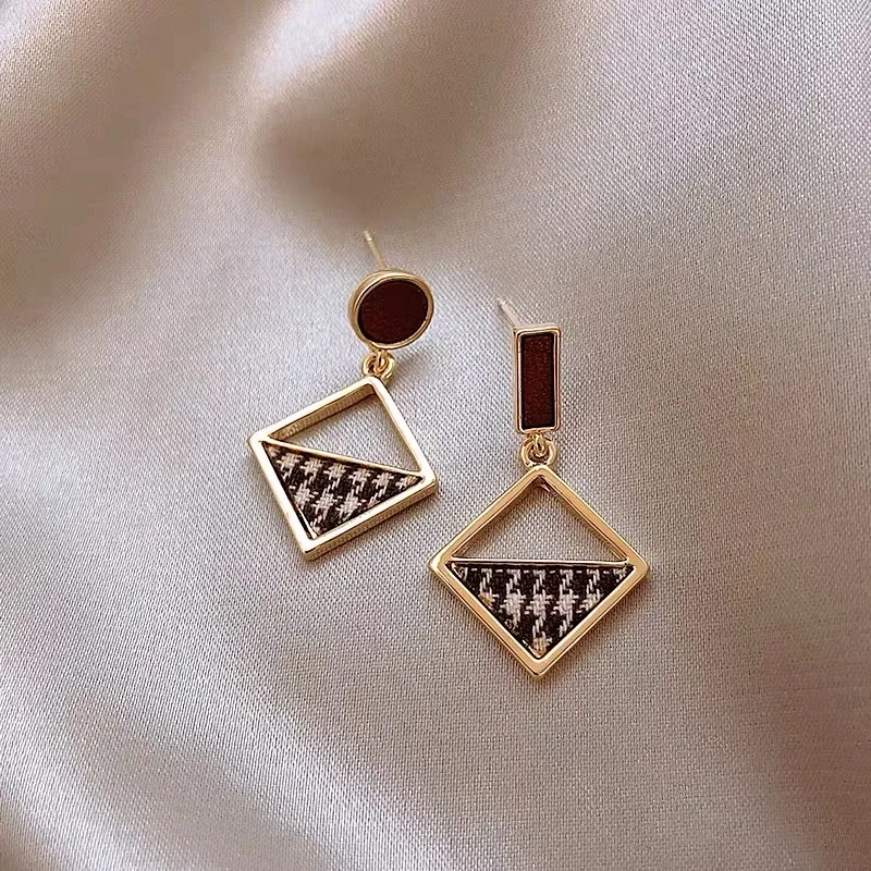 SHANGZHIHUA Korean fashion Geometric Asymmetrical Earrings, metal studs, women for earrings, 2020 new jewelry
SHANGZHIHUA Korean fashion Geometric Asymmetrical Earrings, metal studs, women for earrings, 2020 new jewelry