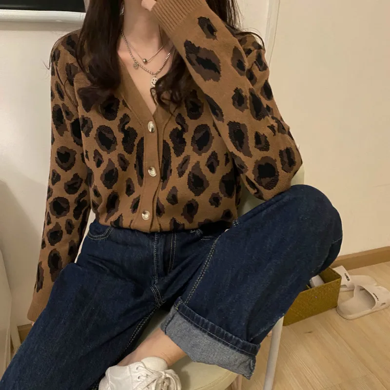 Korean new v-neck leopard Cardigans winter clothes women knitted long sleeve casual sweaters fashion brand ladies tops hipster
Korean new v-neck leopard Cardigans winter clothes women knitted long sleeve casual sweaters fashion brand ladies tops hipster
