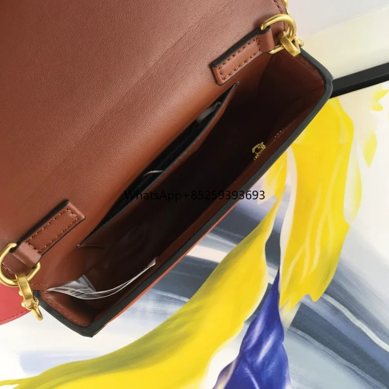 2021 Show Stlye Metal V Buckle Famous Designer High Quality Women Purse And Handbags Louis Half Moon Shoulder Bag
2021 Show Stlye Metal V Buckle Famous Designer High Quality Women Purse And Handbags Louis Half Moon Shoulder Bag