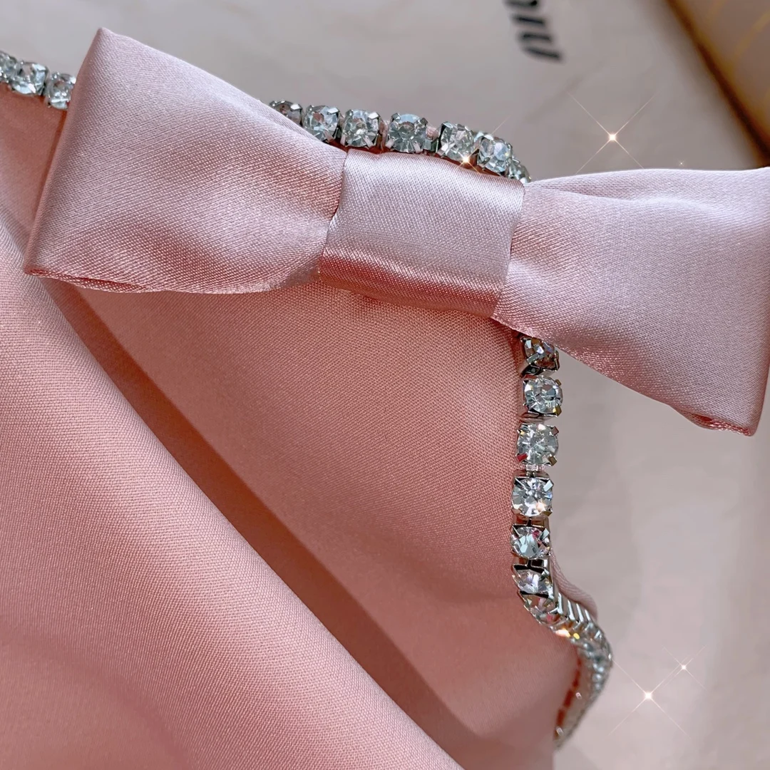 Luxury Cross-chain Halter Rhinestone Bow Dress for Women Summer High-end Brand High Waist Sling Slim Sexy Party Backless Dresses
Luxury Cross-chain Halter Rhinestone Bow Dress for Women Summer High-end Brand High Waist Sling Slim Sexy Party Backless Dresses