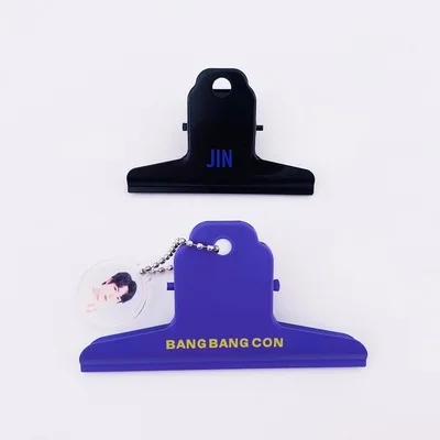 KPOP Bangtan клипса для мальчиков bangbangbangcon 7-я годовщина недели той же доски для рисования офисный подарок вокруг зажима для билета
KPOP Bangtan клипса для мальчиков bangbangbangcon 7-я годовщина недели той же доски для рисования офисный подарок вокруг зажима для билета