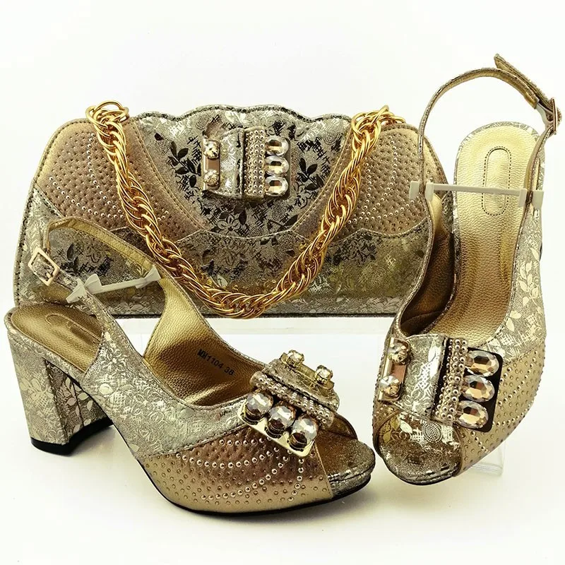 New Fashion Gold Pumps With Handbag African High Heel Sandal Shoes And Bag Set MM11004 Heel Height 8.5CM
New Fashion Gold Pumps With Handbag African High Heel Sandal Shoes And Bag Set MM11004 Heel Height 8.5CM