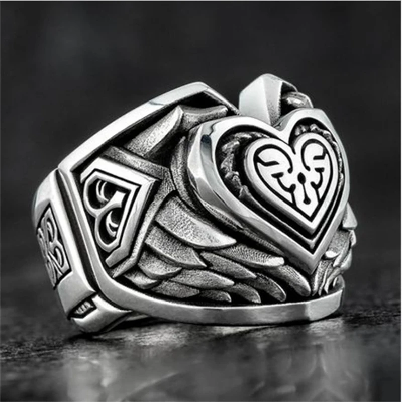 2021 New fashion European and American retro love heart men's ring Punk trend feather holding heart men's ring Jewelry wholesale
2021 New fashion European and American retro love heart men's ring Punk trend feather holding heart men's ring Jewelry wholesale