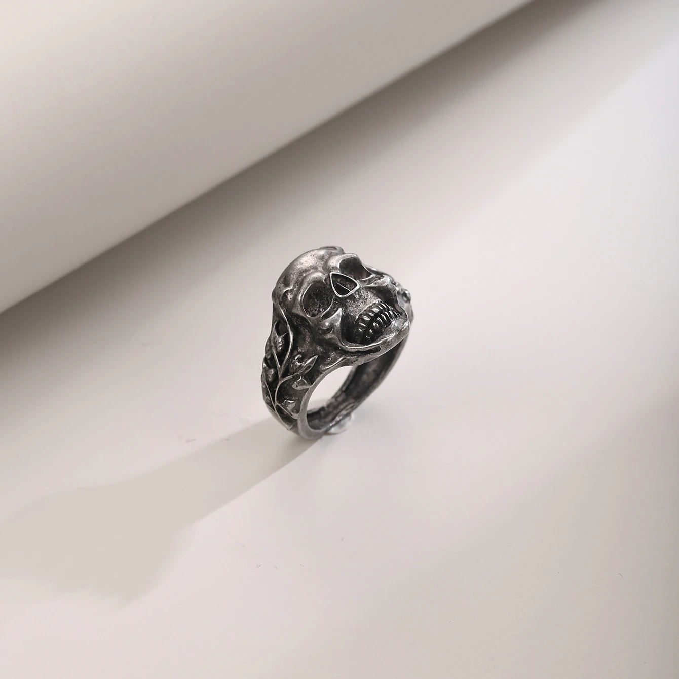 Vintage Black Skeleton Rings For Women Man Punk Metallic Geometric Simple Couple Hip Hop Finger Rings Trend Jewelry Gifts
Vintage Black Skeleton Rings For Women Man Punk Metallic Geometric Simple Couple Hip Hop Finger Rings Trend Jewelry Gifts