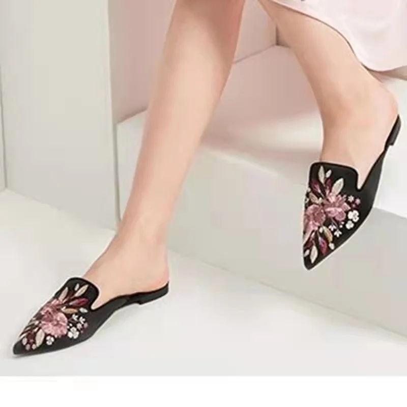 2021 New British Style Classical Embroidery Flower Pointed Ladies Shoes Retro Half Slippers Flat Mueller Slippers Women.
2021 New British Style Classical Embroidery Flower Pointed Ladies Shoes Retro Half Slippers Flat Mueller Slippers Women.