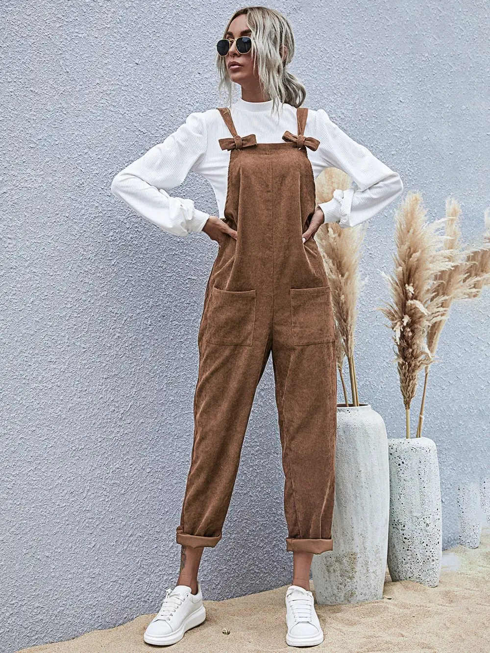 2021 spring new European and American casual fashion bow-knot pocket solid color women's suspender jumpsuit
2021 spring new European and American casual fashion bow-knot pocket solid color women's suspender jumpsuit
