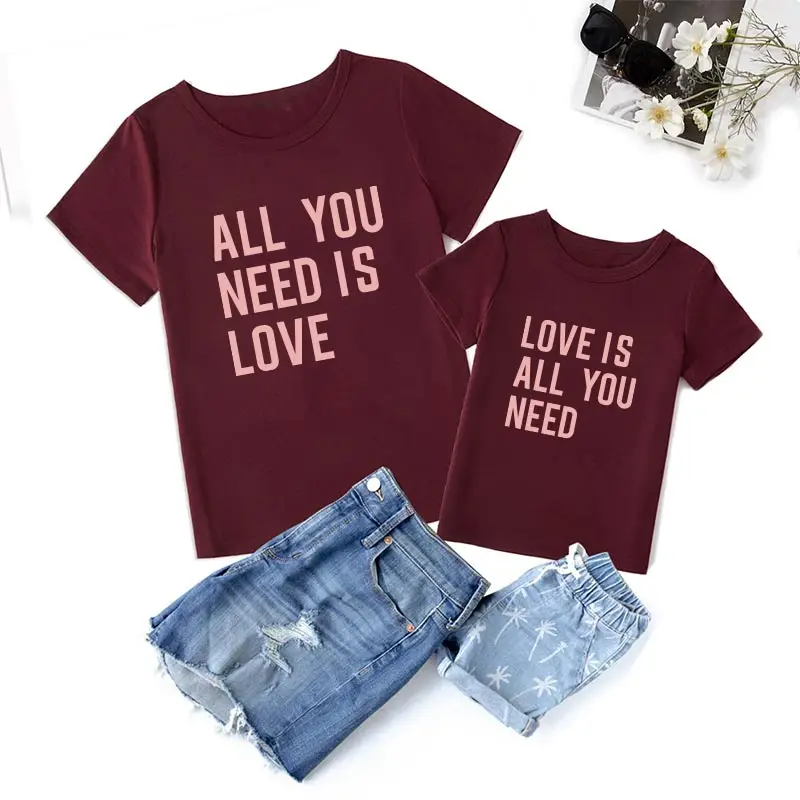 

Летняя футболка с надписью «ALL YOU NEED IS LOVE» для мамы и дочки одинаковые комплекты для семьи хлопковый топ с короткими рукавами для мамы и дочки