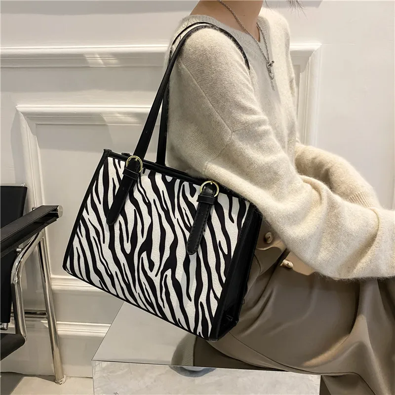 New Pu Leather Simple Handbags Famous Brands Women Shoulder Bag Casual Big Tote Fashion Leopard Vintage Ladies Crossbody Bags
New Pu Leather Simple Handbags Famous Brands Women Shoulder Bag Casual Big Tote Fashion Leopard Vintage Ladies Crossbody Bags