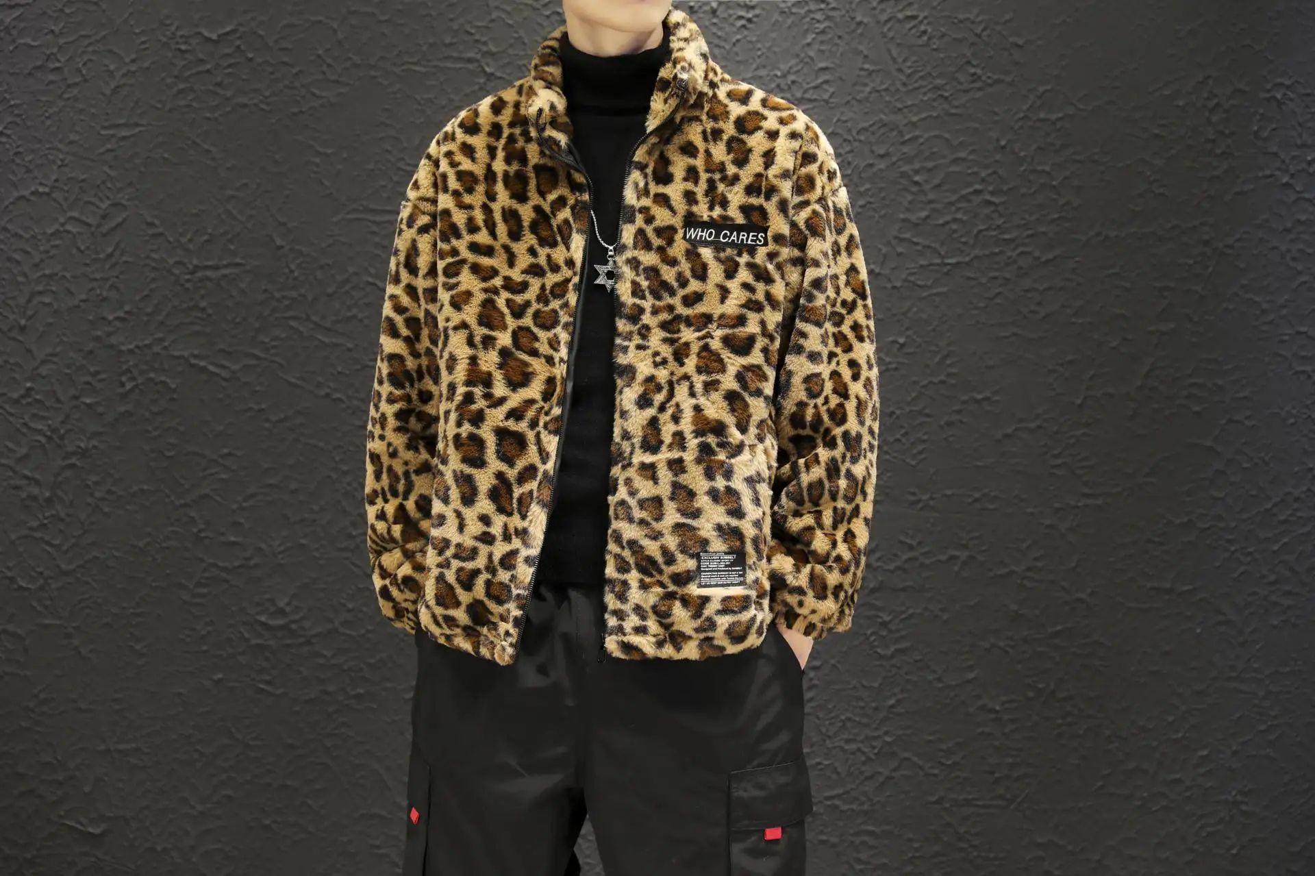 New Men's Jacket Leopard Grain Printed Lapel Thicken Warm Zipper Large Size Fashion Personality Male Quality Coat
New Men's Jacket Leopard Grain Printed Lapel Thicken Warm Zipper Large Size Fashion Personality Male Quality Coat