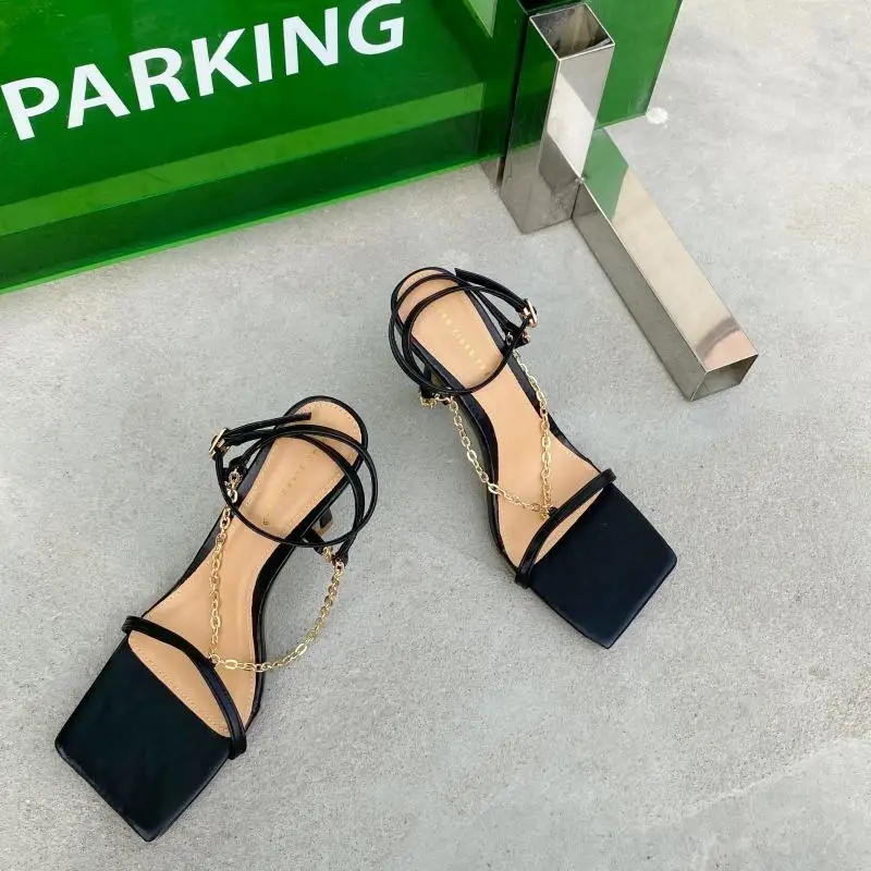 2021 Korean summer fashion square head open toe thin heel simple chain decoration button women's high-heeled sandals
2021 Korean summer fashion square head open toe thin heel simple chain decoration button women's high-heeled sandals