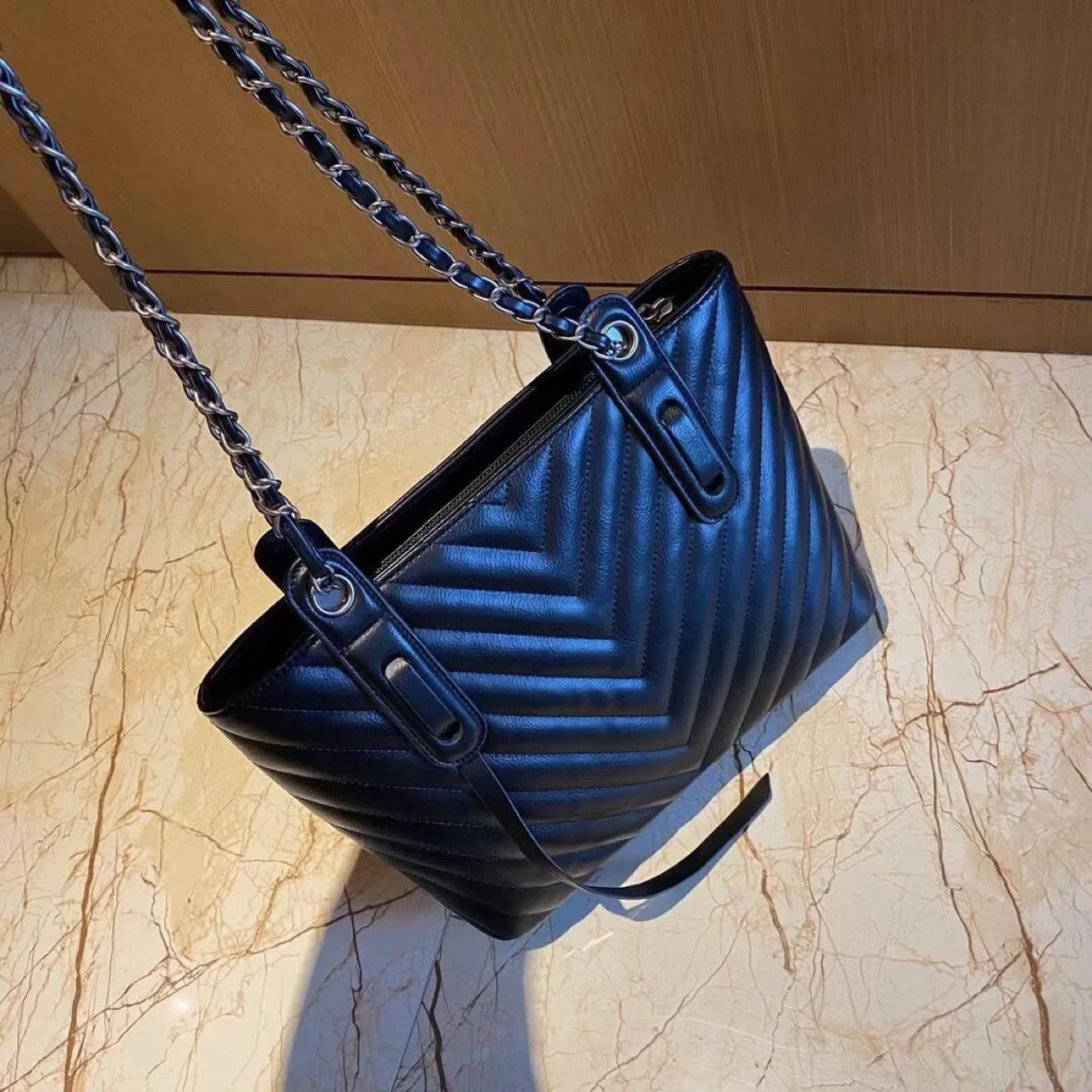 Luxury brands Yangshulin one shoulder women's bag 2020 new high capacity chain diamond mesh bag leather
Luxury brands Yangshulin one shoulder women's bag 2020 new high capacity chain diamond mesh bag leather