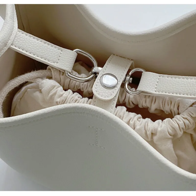 Bag handbags 2020 autumn and winter new fashion niche ladies shoulder bag PU bucket bag trendy messenger bag hamdbags
Bag handbags 2020 autumn and winter new fashion niche ladies shoulder bag PU bucket bag trendy messenger bag hamdbags