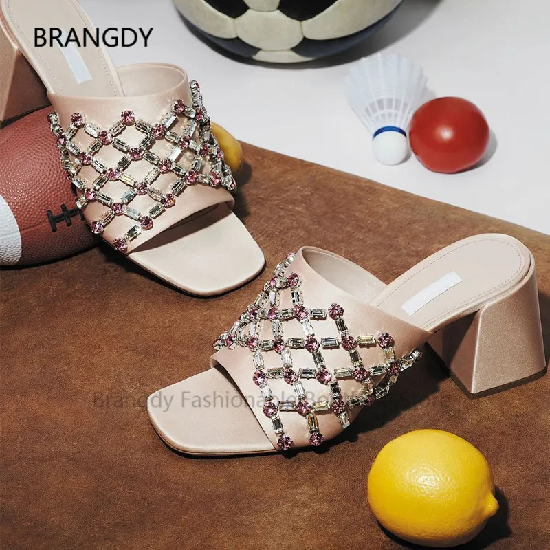 2021 Summer Chunky Mid-Heel Women Slippers Open Toe Crystal-Embellished Satin Sandals Designer Women's Outdoor Beach Slippers
2021 Summer Chunky Mid-Heel Women Slippers Open Toe Crystal-Embellished Satin Sandals Designer Women's Outdoor Beach Slippers