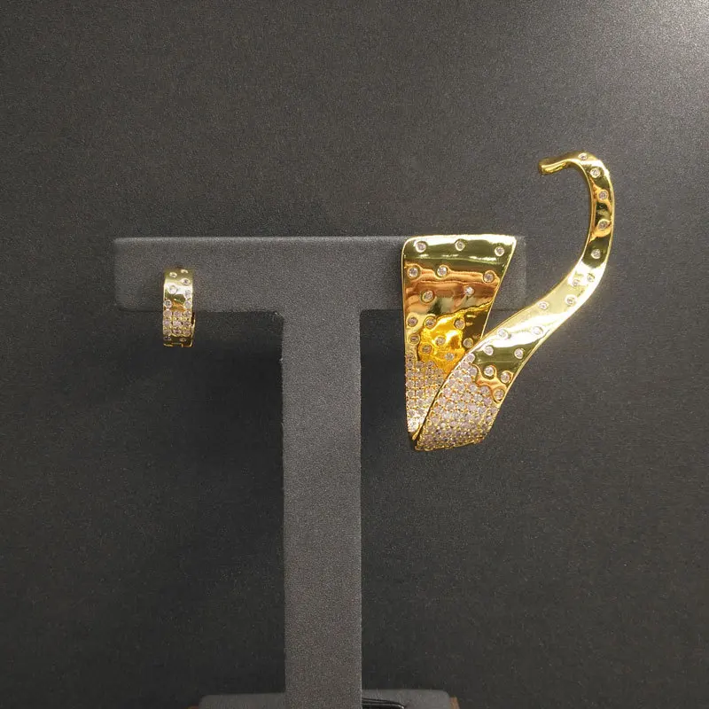 s925 sterling silver August new asymmetrical gold color arc earrings female personality noble fashion high-end design sens
s925 sterling silver August new asymmetrical gold color arc earrings female personality noble fashion high-end design sens