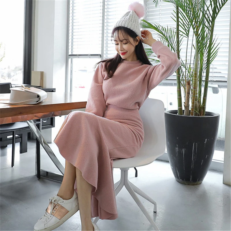 Two Piece Set New 2020 Winter Korean Style O-Neck Long Sleeve Casual Plus Velvet Solid Tops + Slim Bodycon Mermaid Skirt Suits
Two Piece Set New 2020 Winter Korean Style O-Neck Long Sleeve Casual Plus Velvet Solid Tops + Slim Bodycon Mermaid Skirt Suits