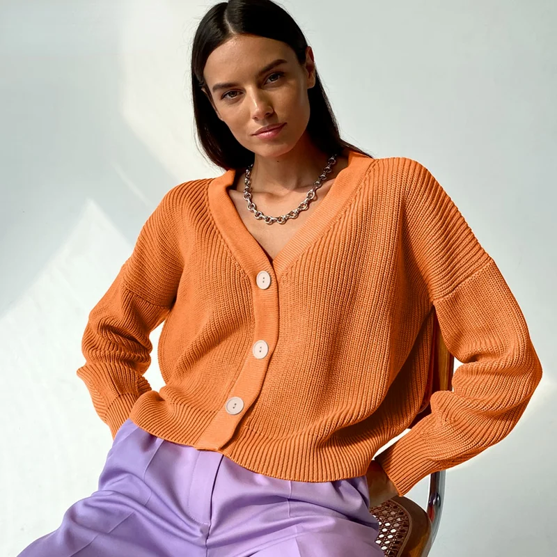 2021 Autumn Winter Solid Casual V-neck Knitted Loose Cardigan Women Buttons Lantern Sleeve Sweaters Female Basic White Tops
2021 Autumn Winter Solid Casual V-neck Knitted Loose Cardigan Women Buttons Lantern Sleeve Sweaters Female Basic White Tops