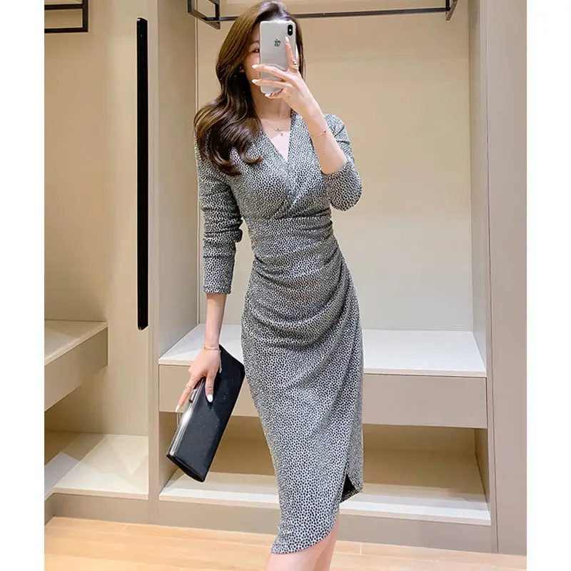 Платье женское демисезонное облегающее средней длины с V-образным вырезом и длинным рукавом
Платье женское демисезонное облегающее средней длины с V-образным вырезом и длинным рукавом