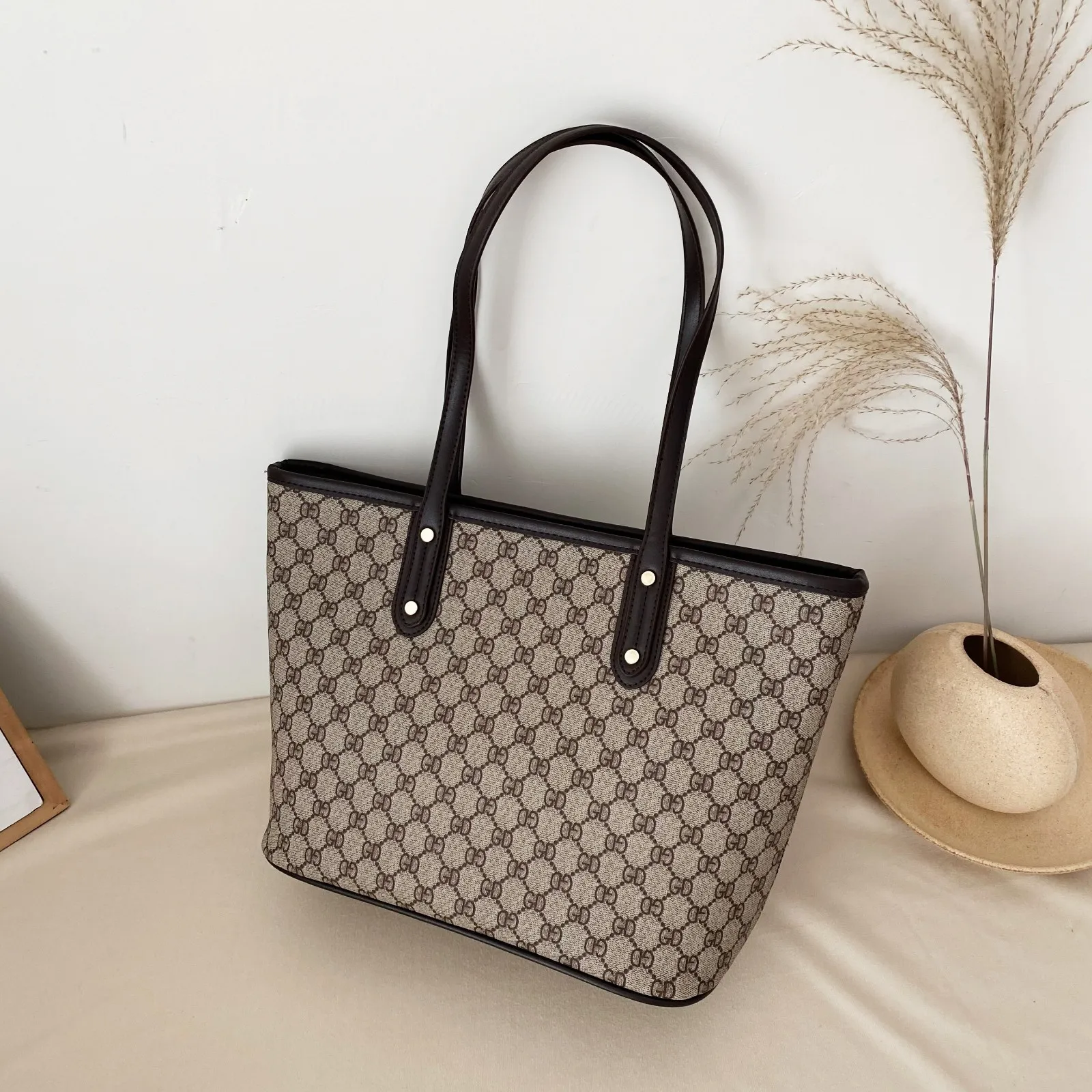 2021 new bags for women. Large capacity tote bag. Pu material Fashion handbag. Luxury brand Women's shoulder bag.free shipping
2021 new bags for women. Large capacity tote bag. Pu material Fashion handbag. Luxury brand Women's shoulder bag.free shipping