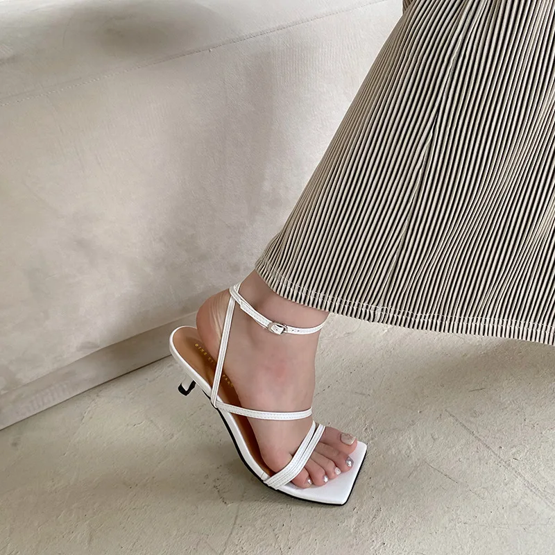 2020 summer fashion thin belt open-toe cat heel shoes square head simple temperament word buckle OL middle heel female sandals
2020 summer fashion thin belt open-toe cat heel shoes square head simple temperament word buckle OL middle heel female sandals