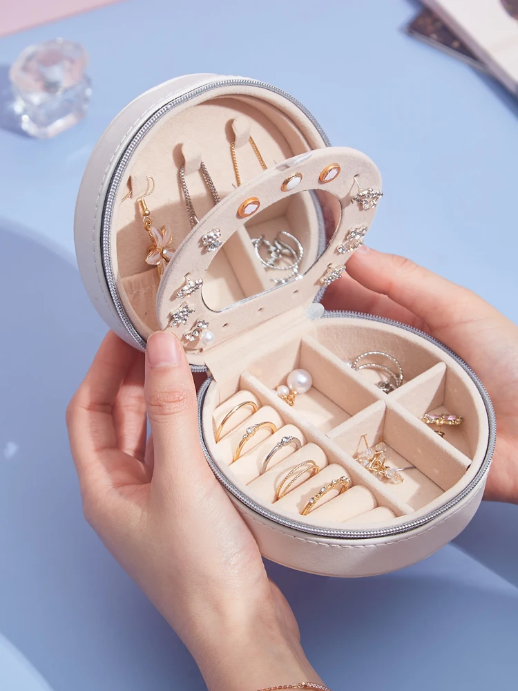 Portable jewelry box storage box small earrings earrings hand jewelry storage box princess European style jewelry organizer
Portable jewelry box storage box small earrings earrings hand jewelry storage box princess European style jewelry organizer