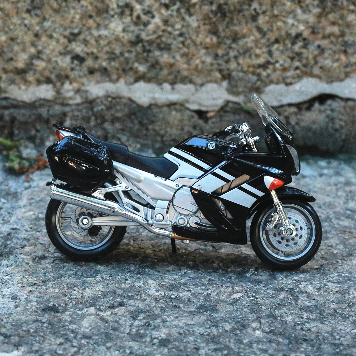 Модель мотоцикла Maisto 1:18 YAMAHA FJR 1300 из сплава, сувенирная игрушка, коллекционная мини-модель мотоцикла, литье под давлением
Модель мотоцикла Maisto 1:18 YAMAHA FJR 1300 из сплава, сувенирная игрушка, коллекционная мини-модель мотоцикла, литье под давлением
