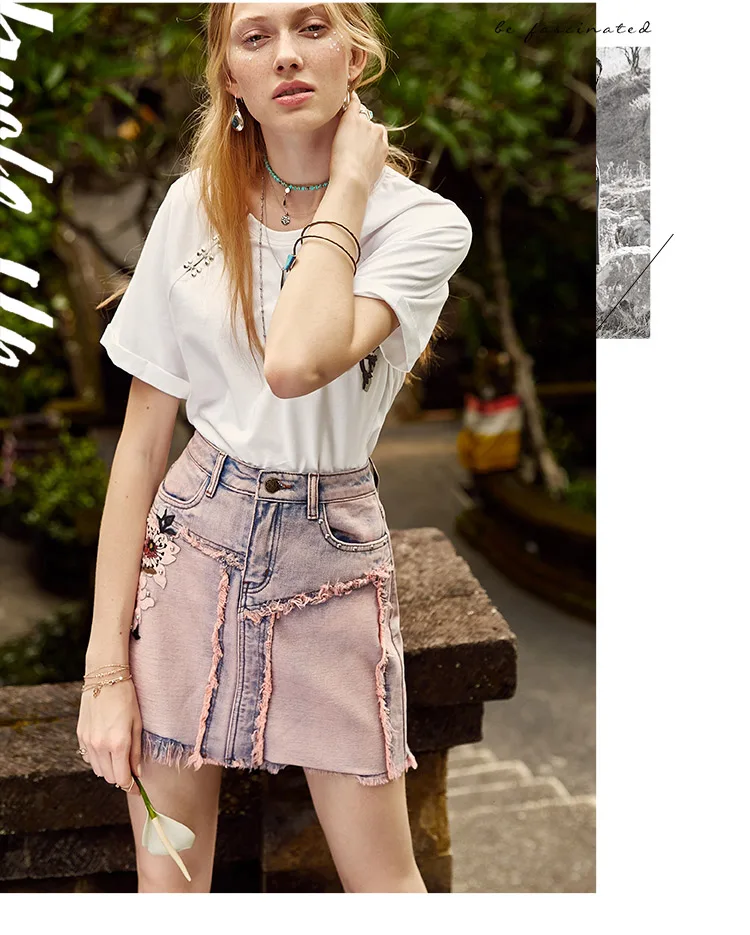 2020 spring and summer Europe and the United States new wild embroidered PU leather rivets washed denim skirt
2020 spring and summer Europe and the United States new wild embroidered PU leather rivets washed denim skirt