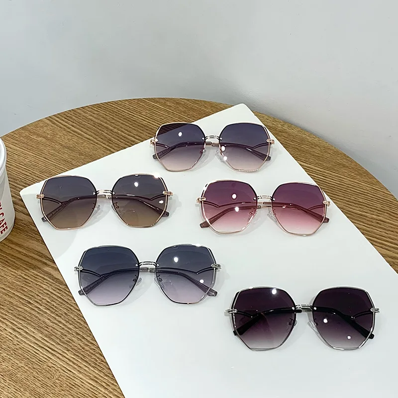 Sunglasses Women Retro Sun Glasses for Women Elegant Rimless Cmaos Designer Simple Trendy Uv400 Eyewear Travel Zonnebril Dames
Sunglasses Women Retro Sun Glasses for Women Elegant Rimless Cmaos Designer Simple Trendy Uv400 Eyewear Travel Zonnebril Dames