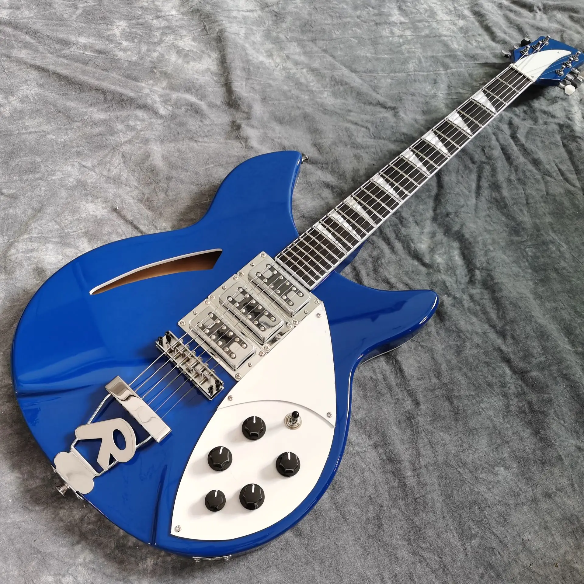 New Arrival electric guitar .Blue color Ricken 325 hollow body jazz electric guitar Rick custom guitar 6 stings gitaar
New Arrival electric guitar .Blue color Ricken 325 hollow body jazz electric guitar Rick custom guitar 6 stings gitaar