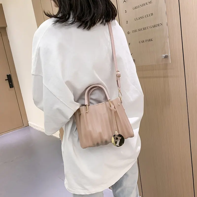 Luxury Women's Handbags High Quality Solid Color Designer Shoulder Bags for Women 2021 Tote Bag Ladies Street Fashion Crossbody
Luxury Women's Handbags High Quality Solid Color Designer Shoulder Bags for Women 2021 Tote Bag Ladies Street Fashion Crossbody