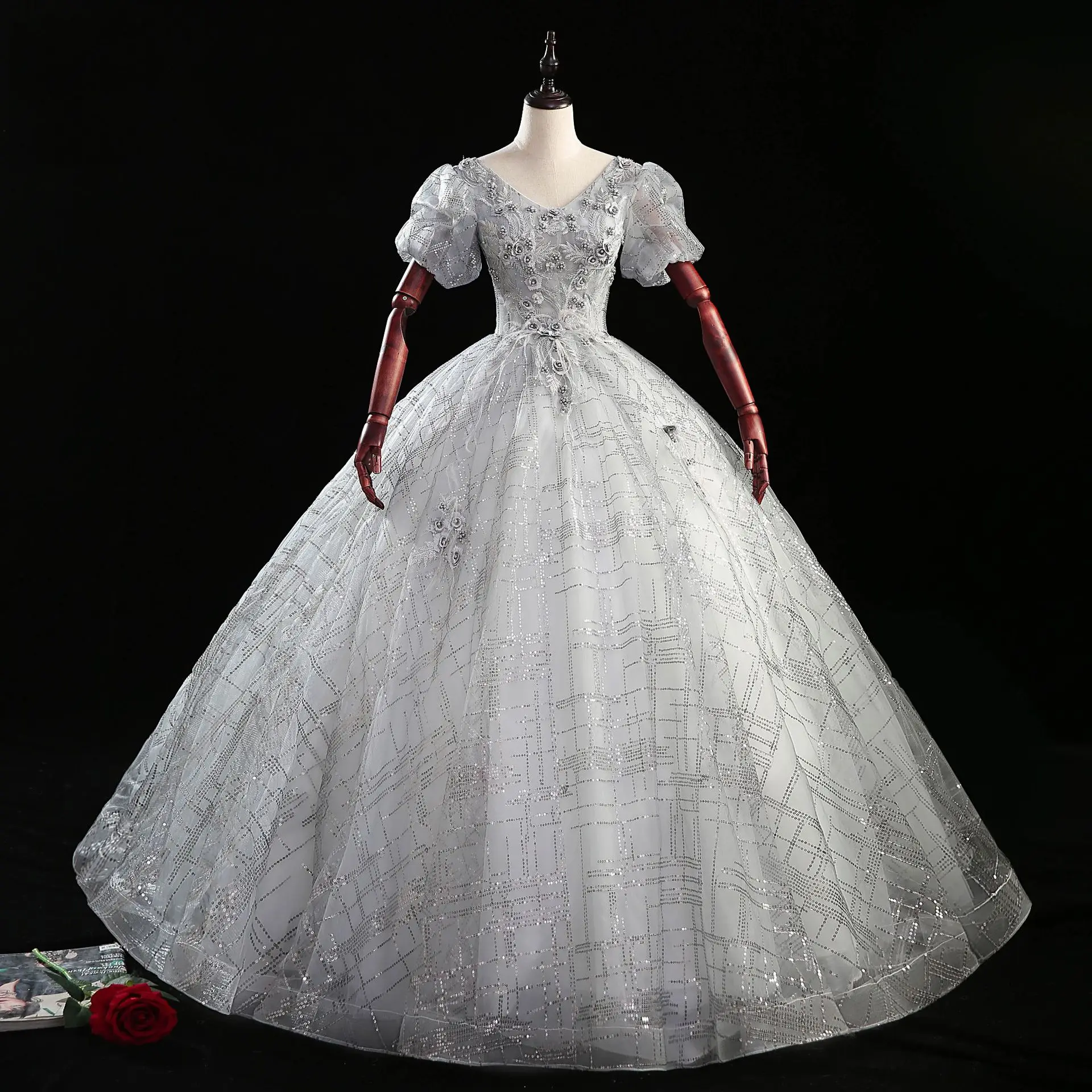Retro Exquisite Quinceanera Dresses Elegant V-Neck Puff Sleeves Shiny Ball Gown Fashion Sequins Beading Appliques Evening Dress
Retro Exquisite Quinceanera Dresses Elegant V-Neck Puff Sleeves Shiny Ball Gown Fashion Sequins Beading Appliques Evening Dress