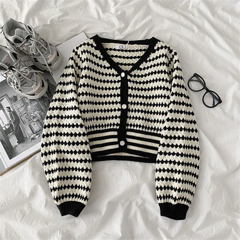 Autumn 2021 Vintage Women V-neck Single-breasted Long Sleeve Striped Knitted Sweater Short Vetement Femme Casual Female Knitwear
Autumn 2021 Vintage Women V-neck Single-breasted Long Sleeve Striped Knitted Sweater Short Vetement Femme Casual Female Knitwear