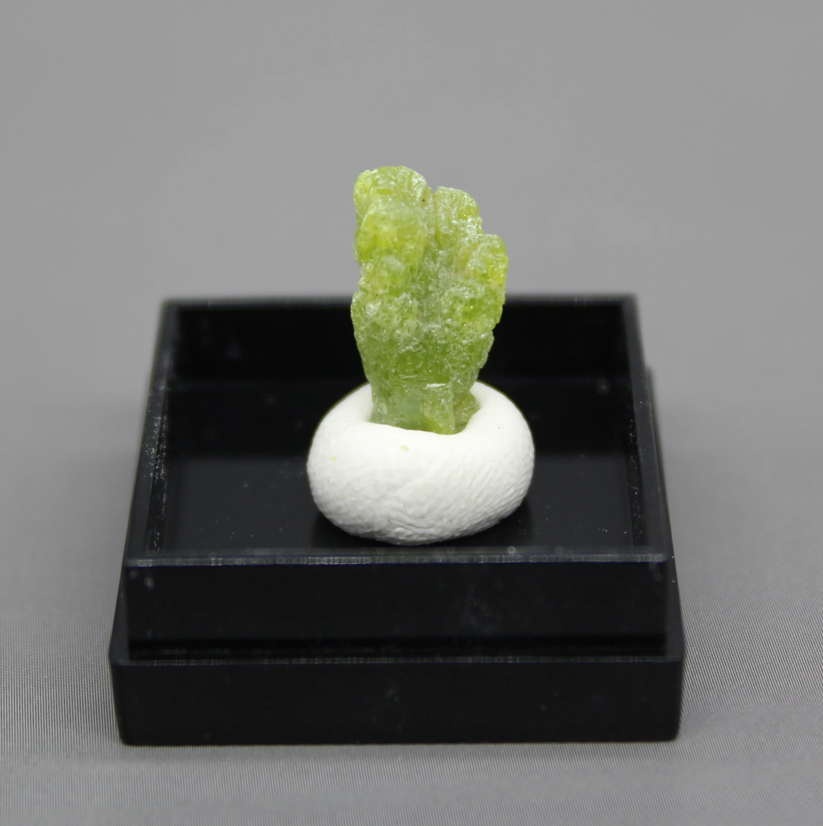 100% Natural Pyromorphite mineral specimen stones and crystals collection gemstones quartz from China box size 3.4 cm
100% Natural Pyromorphite mineral specimen stones and crystals collection gemstones quartz from China box size 3.4 cm
