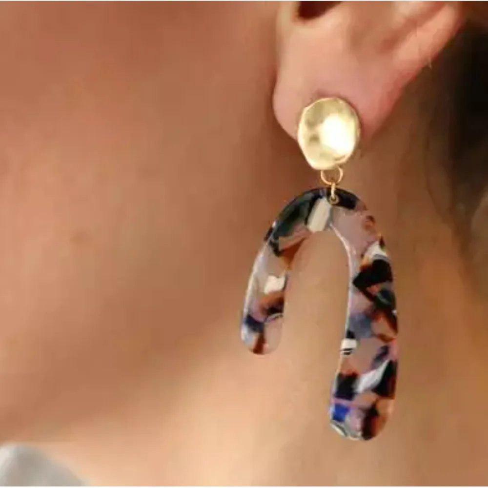 New Acetic Acid Plate Earrings Pendant Exaggerated Personality Asymmetrical European and American Wind Alloy Earrings 
New Acetic Acid Plate Earrings Pendant Exaggerated Personality Asymmetrical European and American Wind Alloy Earrings